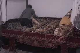 小时候的稻草铺床，还有人记得吗？以前没有床垫，稻草铺床也睡得很香，给60.70.80后的人留下很多回忆…#乡愁记忆 #农村生活 #童年回忆 #怀旧 #一代人的回忆视频封面