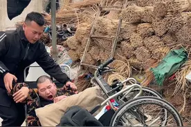 有人建议给他穿上纸尿裤，如果他让穿的话我们何必用得着这样，裤子湿透了他都不让换，只能硬来，宁愿这样坐在上面也不知道难受，相信也有很多照顾我哥这种情况的病人，不经历这种生活体会不到，他们这种人就是不让穿，穿上就撕的到处都是，没有办法！#照顾病人#兄弟 #记录真实生活 #原创视频封面