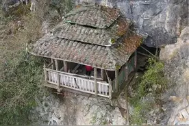 无人机在重庆酉阳大山里悬崖上发现一间木屋#自然奇观 #探秘 #现场实拍 #打卡酉阳800 @打卡酉阳800 @人民创客视频封面