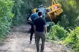 快点按暂停😂😂#利勃海尔 #吊车 #事故 #不走寻常路 #危险动作请勿模仿视频封面