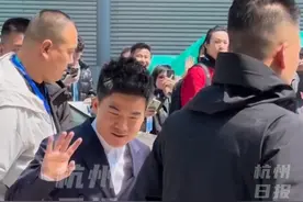 董宇辉现身上海AWE，各地“丈母娘”闻讯赶来…场面太火爆！#上海 #董宇辉视频封面