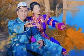 徐子崴罗姣《天边》 #经典老歌 #天边 #草原歌曲 #徐子崴 #罗姣 就说好不好听吧😉在那遥远的天边，有两棵金灿灿的胡杨树，还有两个善良快乐的人。@罗姣🌶️视频封面