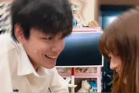 我会永远做她的捧场王！！#用整蛊小道具开启情侣挑战 #愚人节整蛊大赛 #玩个很新的东西视频封面