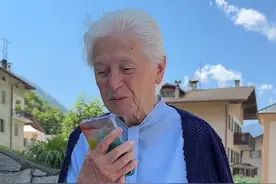 99岁的艾米丽奶奶，精致了一辈子，她的一句话非常有意义，那就是“日子是过给自己的，不是过给别人看的”，愿天下好人，快乐安康，享受生活！#抖音看世界 #阿尔卑斯山