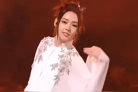 向佐连发俩条维护老婆郭碧婷被说舞蹈动作划水，称她原本是个动都不想动的人，已经很努力了，你们凭什么说她，现在是谁需要谁啊？为什么不保护下她？”#向佐郭碧婷 #郭碧婷划水 #乘风破浪的姐姐视频封面