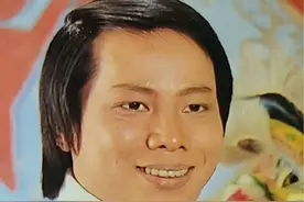 梁小龙，原名梁财生，1948年出生在广东中山，香港演员、武术家，梁小龙15岁时开始跟随叔叔学习功夫，不仅学习了北派腿法，还学习了咏春拳，并且拜日本空手道黑带高手山口为师，梁小龙曾3次参加全港搏击比赛，两次获冠军，一次获亚军，1972年被吴思远带领进入演艺圈，陆续拍摄了《生龙活虎》、《铁掌旋风腿》、《合气道》等，1981年出演电视剧《大侠霍元甲》，1982年出演电视剧《陈真》，红遍华人世界，之后因爱国言论被封杀，1991年恢复拍戏，陆续参演了很多影视剧，如《功夫》、《截拳道》等，感情方面，梁小龙于1974年和歌星黎爱莲结婚，两人育有一个女儿，婚后黎爱莲被歹徒毁容，后两人离婚，1995年与东北姑娘宋骧结婚，两人相差20岁，婚后育有一儿一女#老照片 #一代人的回忆 #人物故事 #梁小龙视频封面