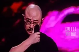 9月21日，#刀郎成都演唱会 唱《喀什噶尔胡杨》时几度哽咽，台下歌迷自发合唱助力打气！#刀郎哭了