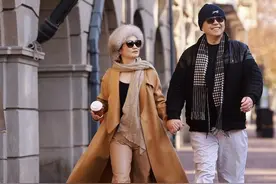 是夫妻也是舞伴，上海街拍，#上海citywalk #上海街拍 #拍照姿势 #武康路 #夫妻拍照视频封面