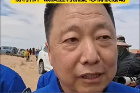 4月30日，东风着陆场。神舟十九号载人飞行任务圆满成功！杨利伟现场迎接三名航天员出舱，对每位航天员都挥手致意。对于三名战友的胜利凯旋，他表示看到三名战友身体状况很好，任务也完成的很好，心情特别激动。（记者：赵鹏）#杨利伟 #神舟十九号