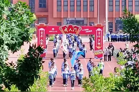 5月12日，德州二中举行成人礼，用满满的仪式感，给学生们留下一个美好的回忆。#成人礼 #德州 #高中 #学生时代 #学生时代让人羡慕的瞬间盘点视频封面