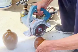 没盆种花，那就把家里的空酒瓶上口切割底部打个洞，酒瓶 变花盆十分钟搞定#酒瓶变花瓶  #废物利用  #金枝玉叶#爱生活爱养花视频封面