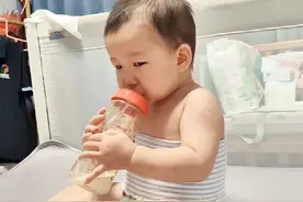 她吃奶的时候为啥一只脚非要这样放呢？你家的小孩也这样？