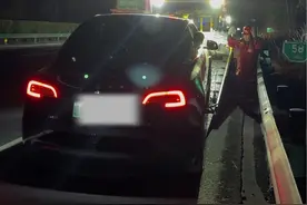 解锁人生新体验。 （我不会是最后一个知道特斯拉可以报销高速救援费用的吧）#特斯拉Modely #特斯拉售后服务分享 #特斯拉降价 #高速爆胎 #第一次上拖车视频封面