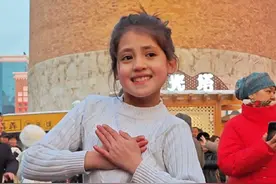 美丽的娜菲莎，眼睛会说话的小姑娘，灵动优美的新疆舞#新疆萌娃跳舞视频  #百姓大舞台想跳你就来  #笑容最治愈的女孩 #灵魂舞者 #小姑娘跳舞引来多人观看视频封面