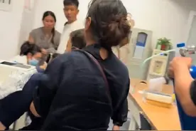 9月9日，山西太原。男子雷暴天气过后剧烈咳嗽、喘不上气，到医院就医发现急诊爆满。“特别多戴口罩的人在排队”，司机：当晚送了三波症状相同的患者去医院。#过敏 #过敏性鼻炎 #雷暴哮喘 #蒿草 （闪电新闻）