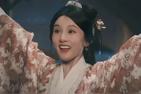 醉酒的小乔好热情啊！两人躺一张床，魏劭醒来后偷亲小乔