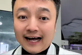 海尔CEO周云杰真来了！官方认证号上线，粉丝速围观！ 近日因两会“结界兽”表情包爆火的海尔CEO周云杰，终于开通抖音官方账号啦！认证信息为“海尔集团董事局主席、首席执行官”，粉丝火速破万！#海尔CEO入驻抖音 #结界兽本尊来了 #玩梗赢代言 #海尔 #海尔周云杰视频封面