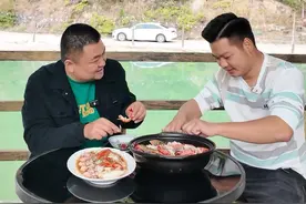 盐焗虾 虾滑蒸小管 作为闽南沿海地区的山区小镇，我们也有自己吃海鲜的特色吃法！盐焗虾做法虽然简单却能保持虾的原汁原味，肉质紧实咸香。虾滑搭配小管也别具一番风味。你也去试试！#闽南美食 #新农人计划2024 #盐焗虾 #农村美食 #我的乡村生活视频封面