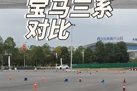新款老款三系对比 OK 大家想看的老款宝马三系来了 新款老款的宝马三系姿态对比 豪华性能车的标杆 三系 为了舒适性，取消了后防倾杆 在过弯的时候侧倾会很大 但是增加了井盖路面的舒适性 特斯拉model 3 也是从操控好的硬底盘变成了软底盘 也是销量大幅度下滑 所以大家喜欢哪个底盘？#宝马3系 #宝马新3系  #宝马 #三系 #mpower