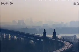 南京市气象台发布寒潮蓝色预警信号：受强冷空气影响，预计14日至16日，全市各区大部分街道（镇）日最低气温将下降8℃以上，16日早晨全市最低气温-5℃到-6℃、局部-7℃到-8℃，有冰冻或严重冰冻，请注意防范。#南京市气象台发布寒潮蓝色预警 #强冷空气将影响我国大部地区视频封面