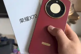 荣耀X70，续航与轻薄的完美平衡。8300mAh大电池+80W快充，告别电量焦虑；7.7mm轻薄机身，握感超舒适。1.5K护眼直屏搭配骁龙6 Gen4，日常用机流畅又清晰，5000万主摄带防抖，拍照也靠谱。实用配置拉满，值得入手！   #荣耀X70新体验 #大电池小机身 #1.5K屏很能打 #日常用机无压力@DOU+小助手