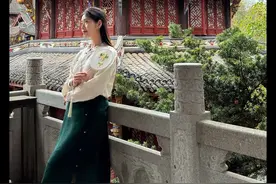 古镇游玩拍照指南 遇见古镇不会拍就浪费啦！！！快喊拍照搭子来学#古镇拍照 #拍照片怎么找角度 #拍照构图 #古建筑怎么拍出高级感 #旅行照怎么拍出氛围感