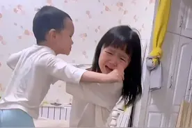 家人们不好意思，今天没段子，他姐弟俩又在家里干架了。视频封面
