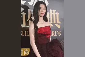 越来越明白徐艺洋的颜值了 温柔明艳白皙的大美女，好像突然懂黄子韬了#搜狐时尚盛典 #搜狐时尚盛典红毯 #徐艺洋 #徐艺洋黄子韬 #徐艺洋红玫瑰造型