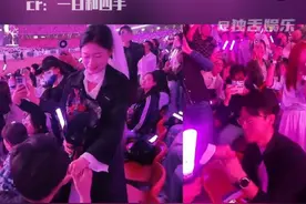 “这就是爱”求婚现场，看见别人幸福也会流泪😭#张杰鸟巢演唱会第二周 #张杰演唱会求婚 #在演唱会上求婚有多浪漫