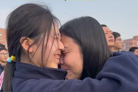 2月26日，德州市第二中学举行高考百日誓师大会，孩子感恩父母养育之恩，拥抱那一刻，瞬间泪目。孩子们，加油！#高考 #百日誓师视频封面