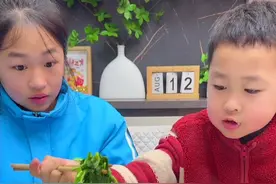 姐姐：弟弟每天上学回来干饭，就像是在工地干了一天没吃饭的一样……