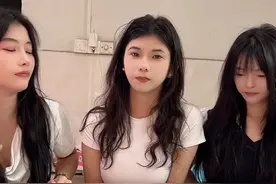 趣味游戏 三条二遇到了235@沙雕大学生 @沙雕表妹  #沙雕女孩欢乐多 #扑克牌的各种玩法 #意想不到的结局 #不按套路出牌 #视频来源于网络