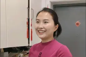 人间的面，真是见一面就少一面，桌上的饭，吃一碗也便少一碗。总以为日子还长，等苦尽甘来、好日子真的开始了，回头发现，他们却老了，背驼了，牙也松了，连好好吃顿饭都成了奢侈。别再等“下次”，趁现在还能拉着她们的手说说话，趁还能端上一碗热饭看着他们吃，多陪陪吧——毕竟，这世上最追不回的，就是他们慢慢变老的时光，和那些没来得及说出口的牵挂。所以尽孝要趁早，莫等黄昏时！#百善孝为先 #正能量 #关爱老人 #记录生活 #亲情无价