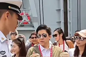 #第一视角参观山东舰 #霍启刚夫妇参观山东舰 #香港市民排队参观山东舰