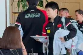 莎头昨晚很晚才打完各自的单打，今天就早早起床吃早餐，准备今天的混双比赛了，晚上还有各自的单打比赛，祝莎头比赛加油 一切顺利#孙颖莎#王楚钦#国乒视频封面