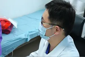 县医院和我们都强烈建议做造影，甚至明确指出了猝死风险，患者家属还是担心年龄、肾病、身体不耐受，希望医生能通过开药解决问题。整个过程鲁主任血压飙升，最后让家属在门口想清楚了再进来。提醒大家：得先活命，再考虑其他的副作用。#心脏调音师 #抖出健康知识宝藏  #鲁志兵主任视频封面