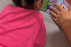 关于在这边存在“禁忌”的动画～ 今天的故事 爸爸讲 我女儿可太喜欢小猪佩奇了，她有100个peppa pig的公仔，她想和小朋友分享她的小猪…但是不可以…我不让带，毕竟这边是穆斯林国家 。#小猪佩奇 #陪读爸爸 #马来西亚