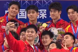 孙杨、汪顺、潘展乐、费立纬同时戴上金牌 34岁孙杨为潘展乐鼓掌，网友：很感动#孙杨#潘展乐#汪顺#游泳视频封面