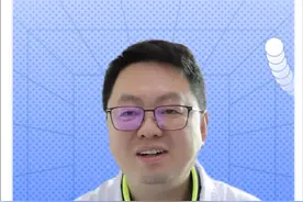 临床试验那些事第一弹～  临床试验就是当小白鼠吗？ 当然不是！ 1．临床试验究竟是什么 临床试验是指在人体进行药物的系统性研究，以证实或揭示试验药物的作用、不良反应和／或试验药物的吸收、分布、代谢和排泄，目的是确定试验药物的疗效与安全性。 国内临床试验分为两类： 1．与全球同步进行的临床试验，试验药品为新药，在国内外均未上市，在全球多国同时进行临床试验研究。 2．国外已上市药品，为进入国内市场，应国家《食品药品监督管理法》要求而在国内开展临床试验，这类试验的试验药品在国外已经广泛用于疾治疗。 2．什么是临床试验分期？ 临床试验是新药上市的必经之路，通常分为I、II、III、IV期： I期：初步的临床药理学及人体安全性评价试验，入组人数通常为几十人。 II期：治疗作用初步评价阶段，更关注治疗的有效性，入组人数会增加。 III期：治疗作用确证阶段，在更广阔的人群中确证安全性和疗效，不同类型的疾病入组人数有所不同。 IV期：新药上市后应用研究阶段。其目的是考察在广泛使用条件下的药物的疗效和不良反应，评价在普通或者特殊人群中使用的利益与风险关系以及改进给药剂量等。 3．临床试验有什么特点？ 01合法性 药物临床研究必须由国家食品药品监督管理局（简称CFDA）审查批准后才能开展。 受试者参与临床试验的全过程均在《药品管理法》、《药品注册管理办法》等各项法规的监管下进行。 02保护性 所有的的临床实验都必须以保护受试者的利益为前提条件。 每位受试者参加临床研究前，都有充分的知情权，充分了解了试验项目的过程后，签署知情同意书 在临床试验整个过程的任何时候，都有权利选择无条件退出。 03安全性 药物在进入临床试验前都经过了临床前研究充分的科学论证，包括体外实验、动物实验等，逐步评估药物的毒副作用和疗效。另外，早期临床试验阶段，也是会先从低剂量开始，逐步递增到适当剂量，并及时监测药物的安全性。 每一项临床试验都经过了药监局以及医院伦理委员会的审批，监管部门会针对临床前的实验数据以及临床试验方案等进行严格把关。 4．临床试验的获益与风险 获益 1．有机会使用最新的治疗方法，提前从未上市的新药物中获益，延长生命，改善生活质量。 2．可以免费获得试验药物或治疗，减轻家庭经济负担。同时，往往还会收到交通费、营养费等形式的补助哦 #临床试验 #抗癌之旅 #医学科普 #西安交通大学第一附属医院