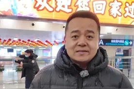 除夕下午，大连市文旅局副局长到机场接外国网友来大连过年。视频封面