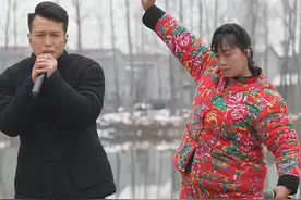 是不是我们都不长大 你们就不会变老 #万爱千恩 #直播录屏分享 #户外唱歌 @张大嘴（憨妮）收徒