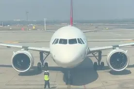 机务小哥指挥飞机进机位！视频封面