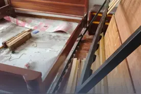 处理二手家具要给"代扔费"，#上海市民吐槽大件垃圾处理花费贵，"床垫买成800元，扔掉花了500元"，代扔公司按件或按体积收费，费用包含了搬运、装车、运输和处置等