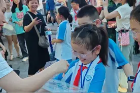 近百名成都小学生街头义演，为榕江灾区的孩子们募集善款❤️有市民当场捐赠2000元。视频封面