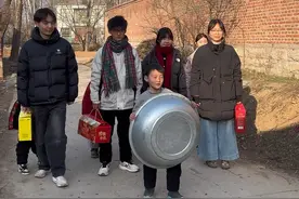 今天7个外甥和侄女侄子给舅舅拜年，#外甥给舅舅拜年真实画面#外甥给舅舅拜年了 #过年总要一些仪式感 #开门我来拜年啦