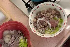 牛肉煮10几秒就好！肉嫩汤甜无比食材简单却好吃到哭！鲜牛肉汤粉+Q弹牛肉丸#潮汕美食 #河粉##广东美食#原汁原味 #早餐打卡视频封面