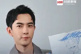 于朦胧曾画出25年后的自己，“一个戴着礼帽的可爱叔叔。”听到粉丝说的最感动的话是“会永远陪着我”