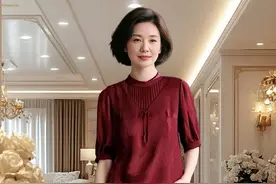 家人们！2025夏季新款妈妈套装来啦！酒红色短袖立领衬衫，别致又显气质，搭配黑色半身裙，优雅大方。龟裂纹面料有质感，上身舒适还时髦，轻松减龄，无论是日常还是聚餐访友都超合适，赶紧给妈妈安排上！#夏季穿搭 #胖瘦都能穿 #优雅气质 #美出高级感 #套装