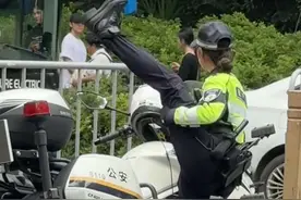 兔子警官的大长腿 骑摩托车的一字马 好帅啊#实拍视频分享 #安全骑行 #兔子警官视频封面