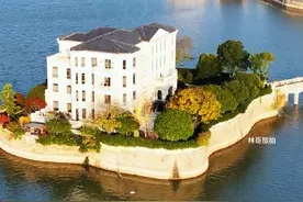 这是浙江最牛的顶级别墅，房子建在湖中央，那美丽的湖光山色，让人仿佛置身海边，有钱就是任性，整个别墅宛如皇宫般恢宏大气，高空俯瞰着实太壮观了#旅行推荐官 #别墅🏡 #带你看世界 #无人机航拍视频封面